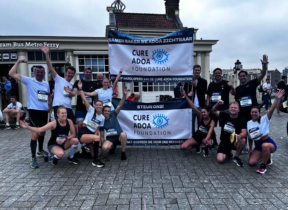 groep lopers dam tot damloop voor cure adoa foundation