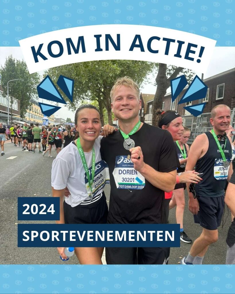 Cure ADOA Foundation Ambassadeur Nina Warink (links) en YouTuber en presentator Kelvin Boerma, bekend als Kalvijn (rechts), poseren na de finish van de Dam tot Damloop trots met hun medailles