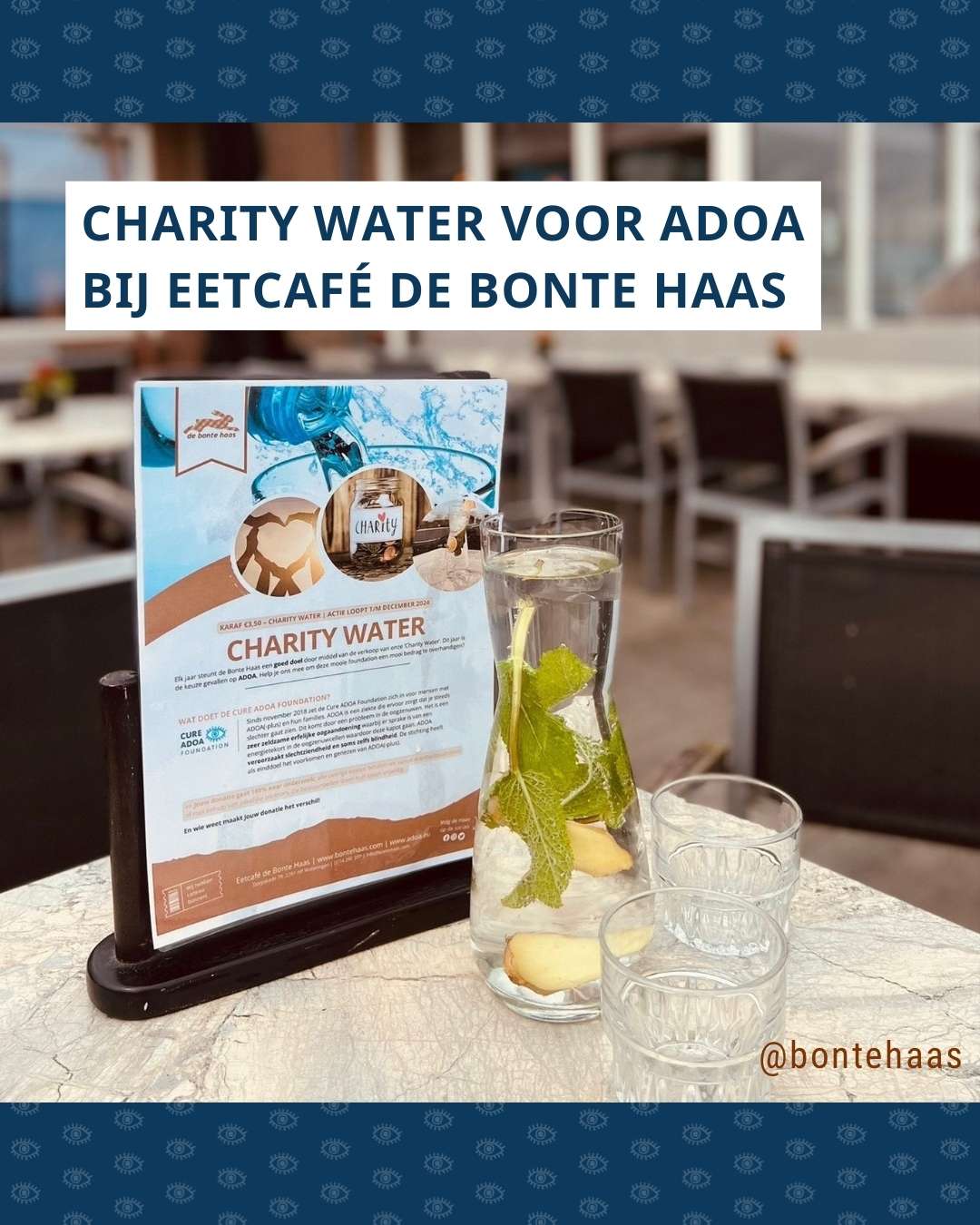 Een karaf water en twee lege glazen op een tafel in een restaurant.