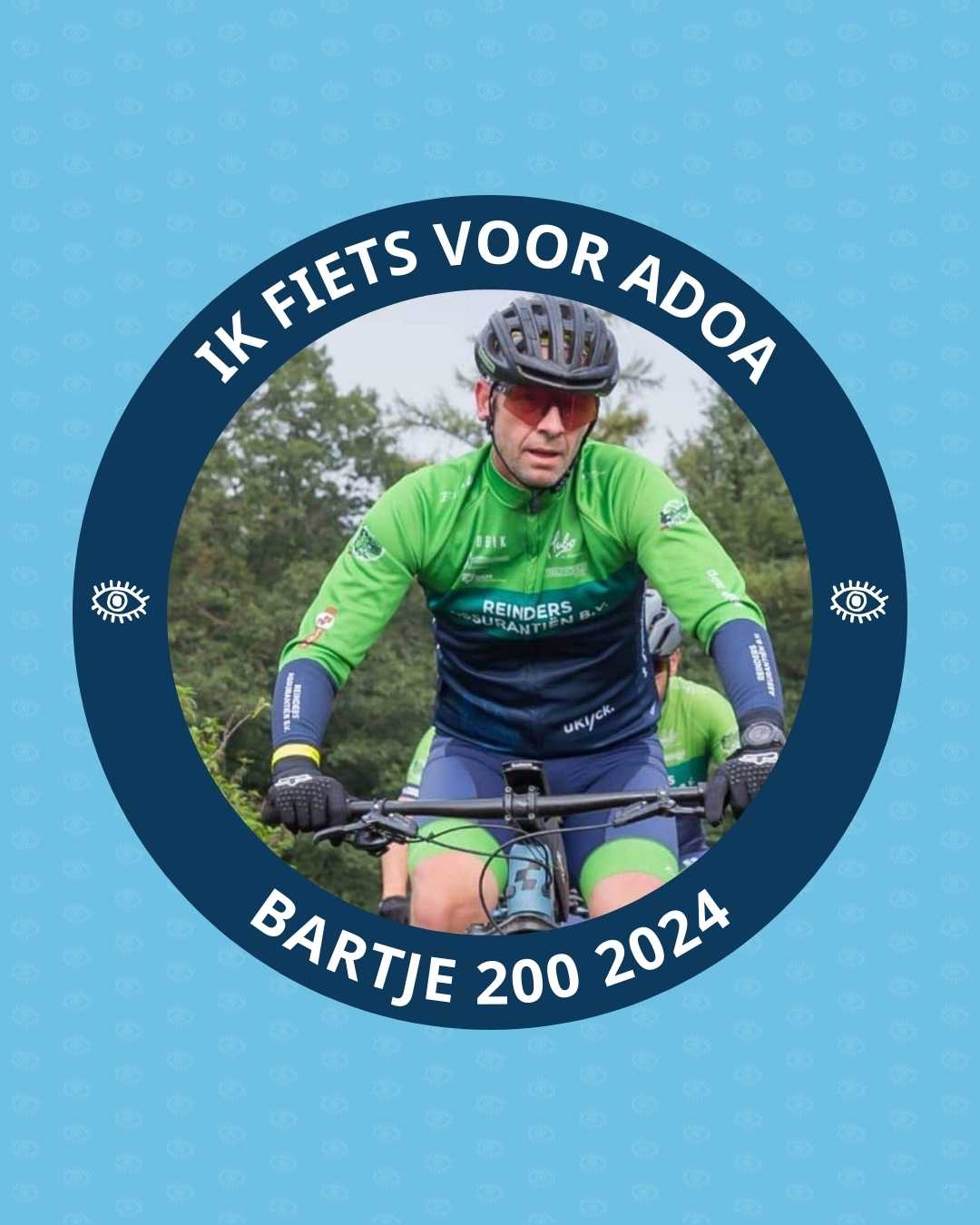 Een witte man op een mountainbike. Rondom de foto staat de tekst: IK FIETS VOOR ADOA en BARTJE2000 2024