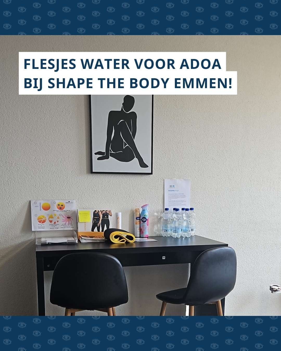 Flesjes water staan op een bureau met informatie bij Shape The Body in Emmen.