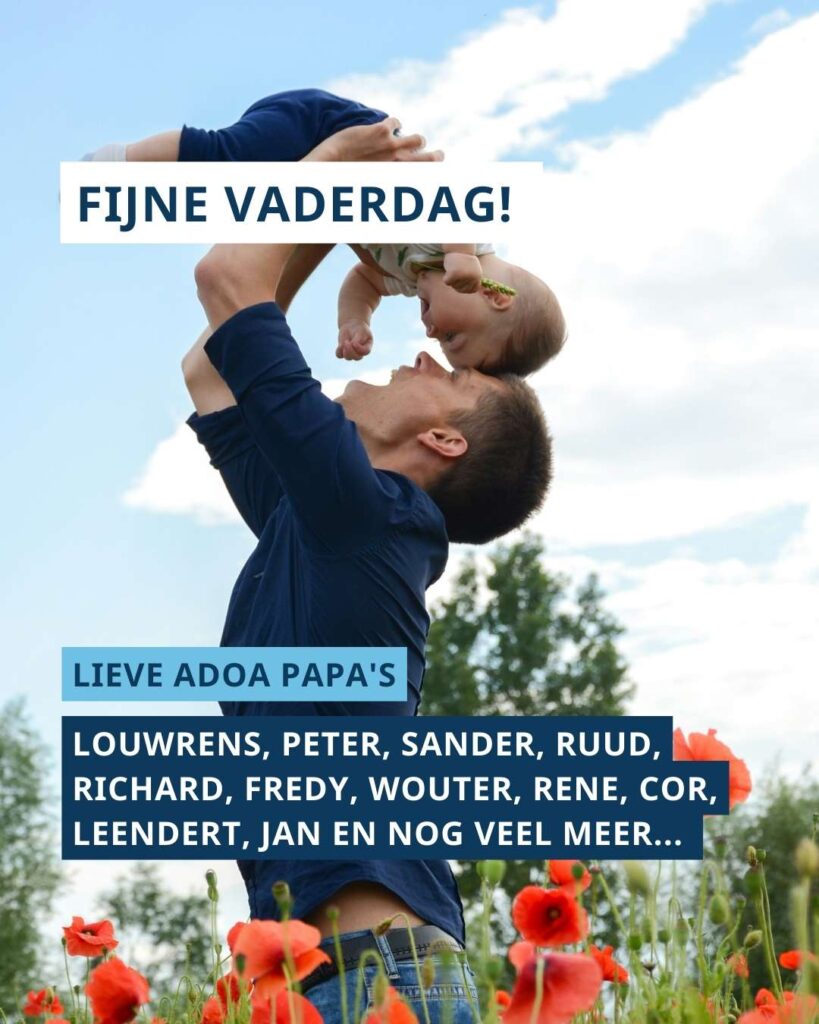 Vader houdt zijn kindje boven zijn hoofd in de lucht. Tekst: “Fijne Vaderdag! Lieve ADOA papa’s Louwrens, Peter, Sander, Ruud, Richard, Fredy, Wouter, Rene, Cor, Leendert, Jan en nog veel meer...”
