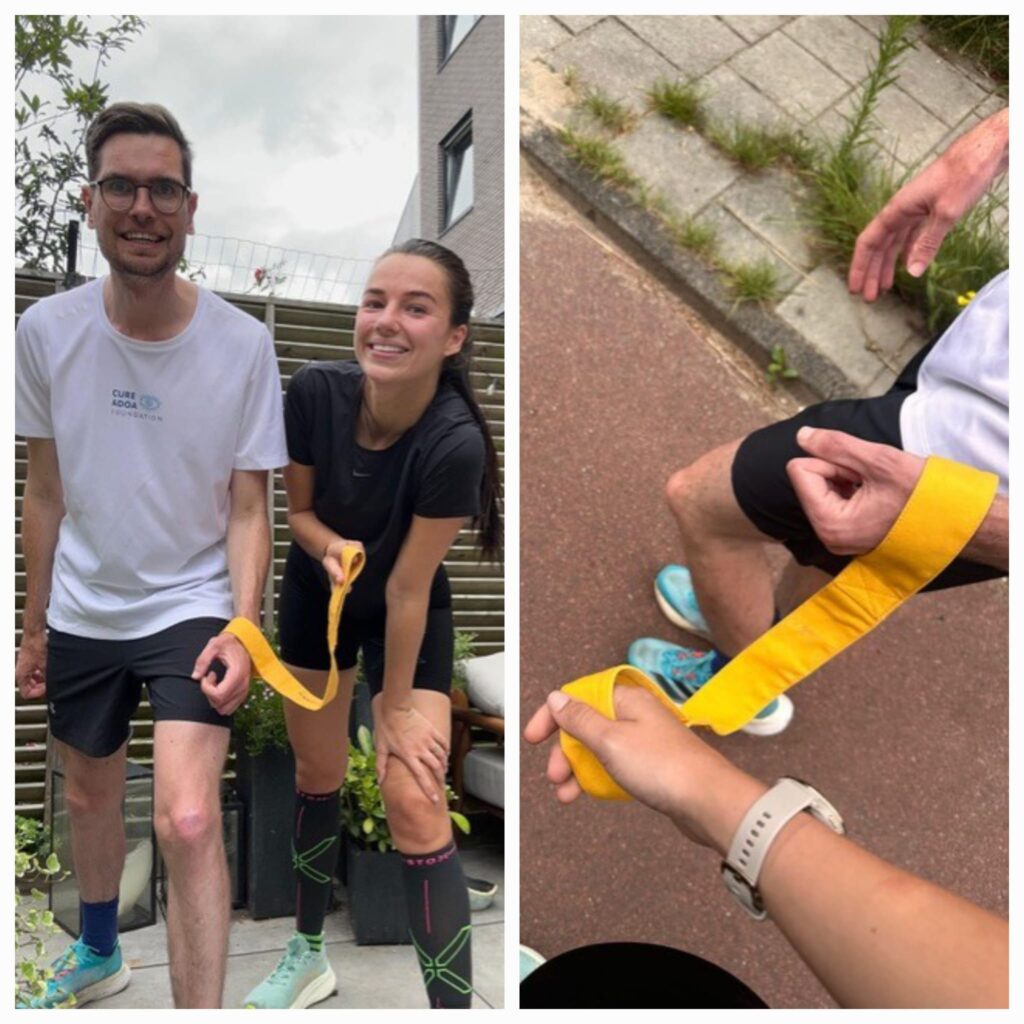 Collage van twee foto's. Op de linker staan een witte man en een witte vrouw , Lowie en Nina, in hardloopoutfit. Lowie heeft een gele band om zijn pols, die Nina vasthoudt. Op de rechter foto staan alleen de benen en een stukje van de armen. Om de pols van de man zit de gele band, de vrouw houdt de andere lus vast.