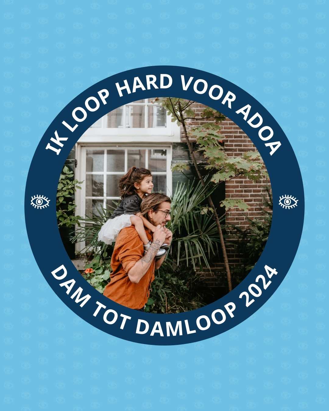 Sjoerd rent langs een huis met zijn dochter Kaia op zijn schouders. Om de foto heen staat de tekst: ‘Ik loop hard voor ADOA’ en ‘Dam tot Damloop 2024’