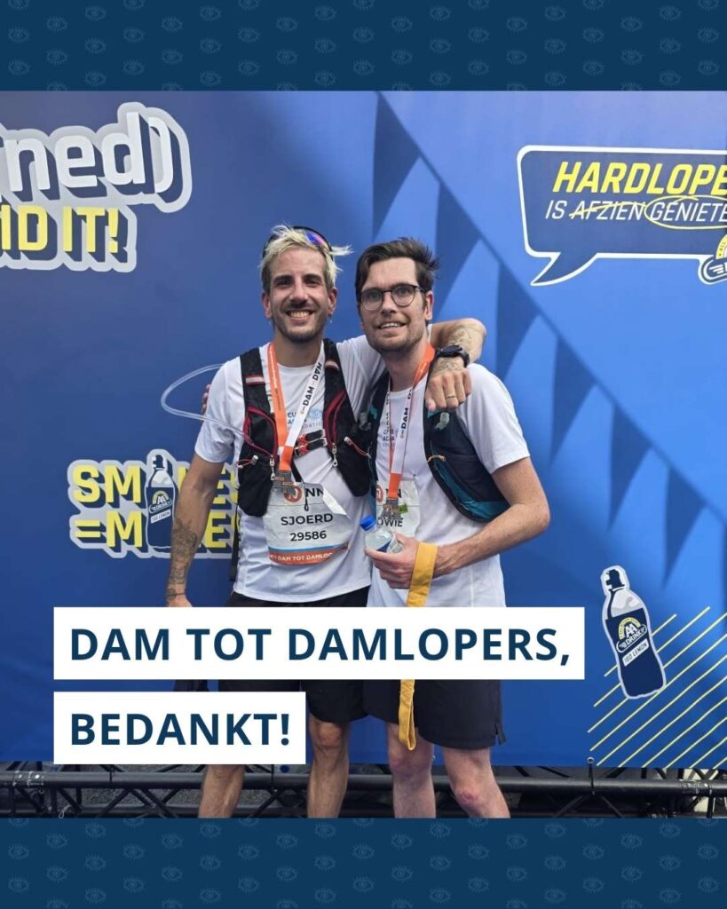 Sjoerd (links) en Lowie (rechts) poseren trots na de finish van de Dam tot Damloop. Onderin beeld staat de tekst ‘Dam tot Damlopers, bedankt!’