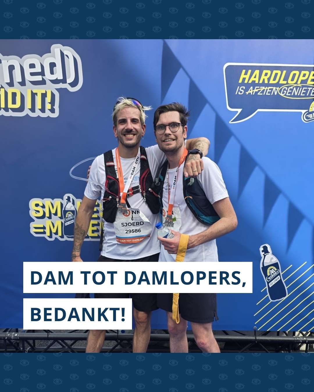 Sjoerd (links) en Lowie (rechts) poseren trots na de finish van de Dam tot Damloop. Onderin beeld staat de tekst ‘Dam tot Damlopers, bedankt!’