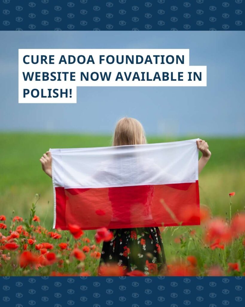 Meisje houdt Poolse vlag achter haar rug omhoog in een veld met klaprozen. Daarboven staat de tekst: ‘Cure ADOA Foundation website now available in Polish!’