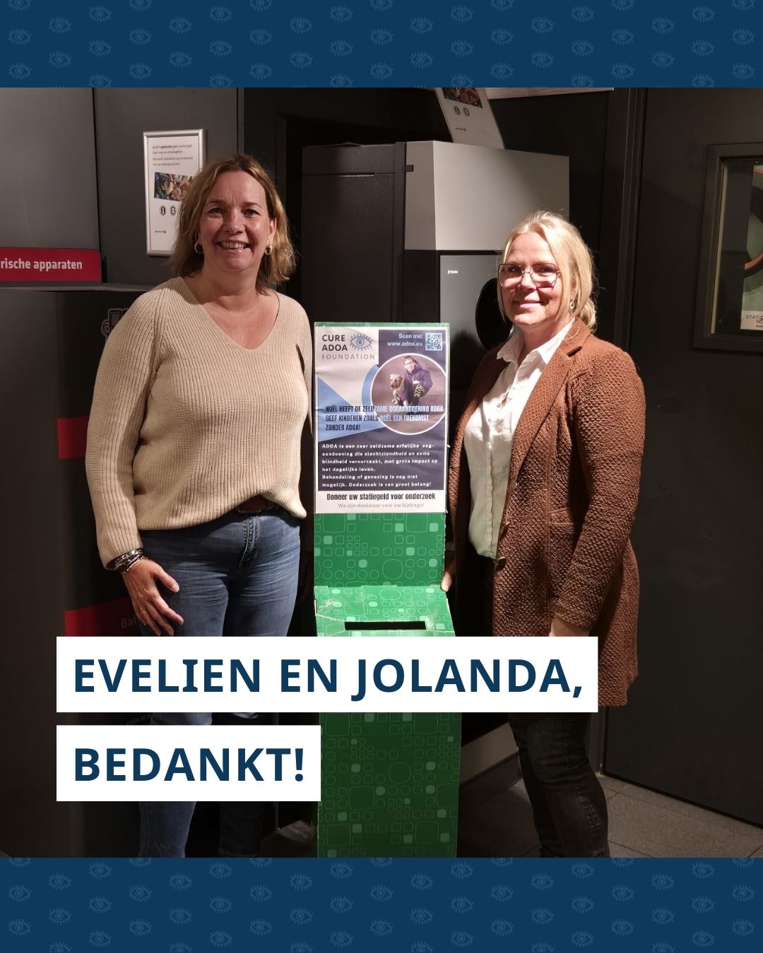 Hedy (links) en Jolanda (rechts) staan naast de collectezuil van Spar Robben in Oosterhesselen waar mensen het afgelopen jaar hun statiegeldbon in konden doneren voor de Cure ADOA Foundation. Op de foto staat de tekst ‘Evelien en Jolanda. bedankt!’