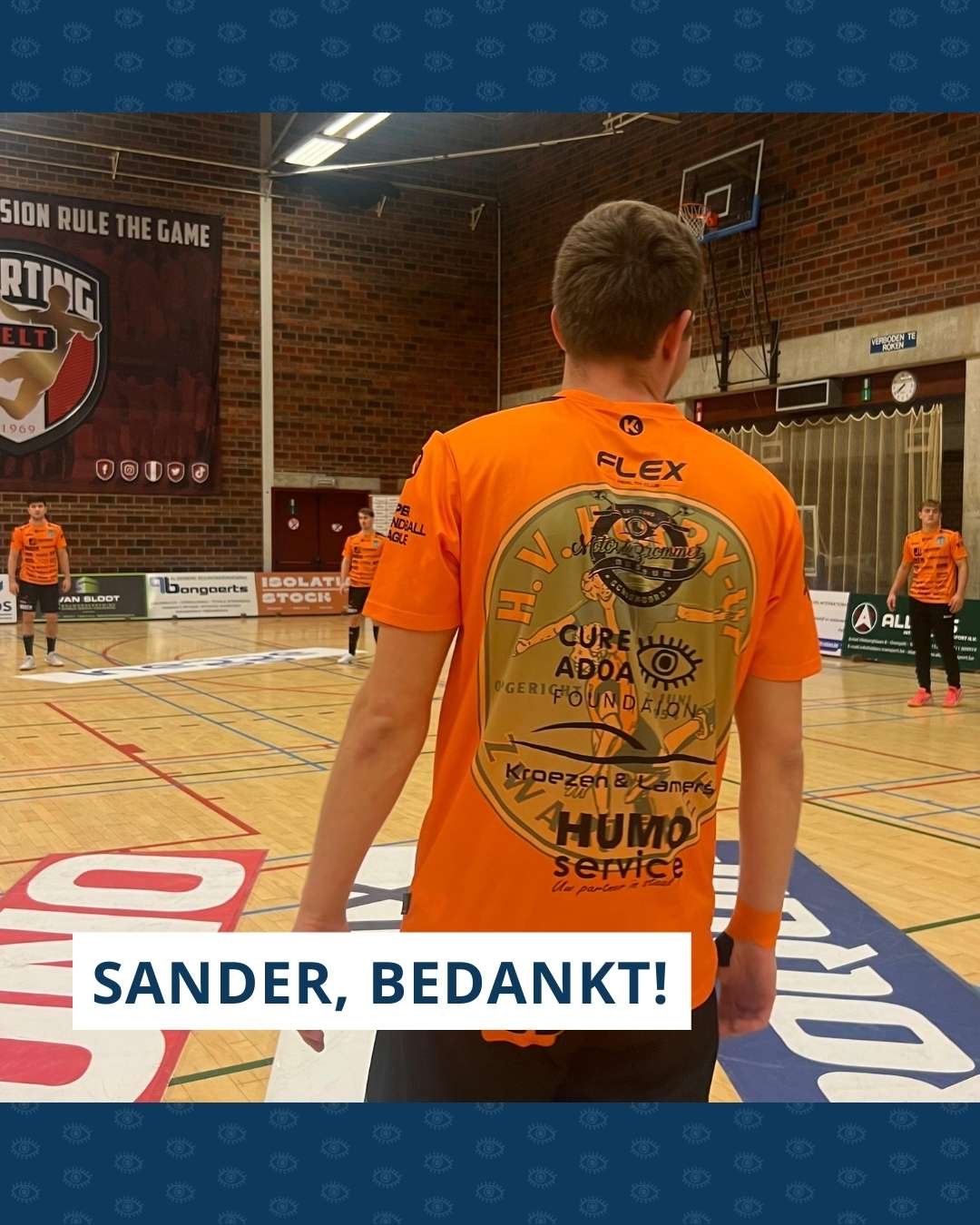 Sander Bos op de rug gezien met het logo van de Cure ADOA Foundation op zijn oranje shirt.