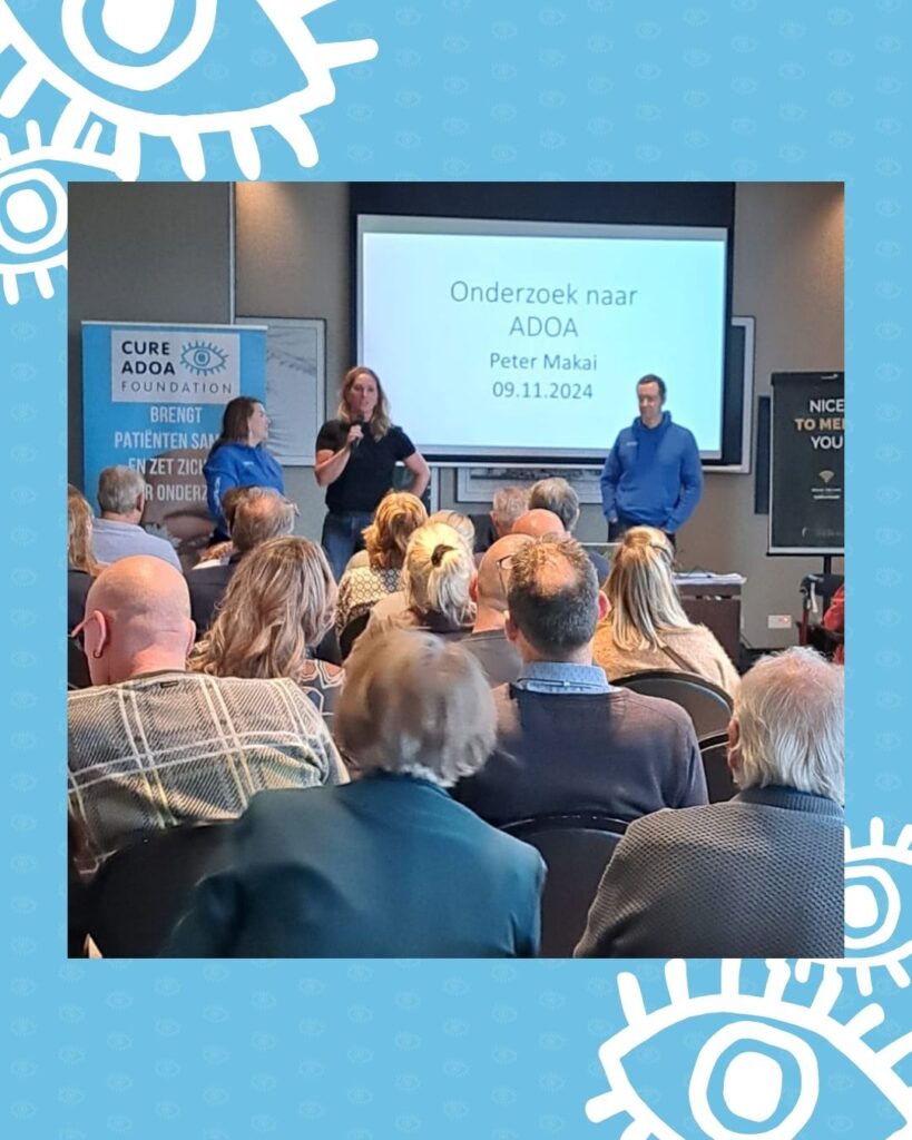 Lotte, Gabriëlle en Peter op het podium. Daarvoor publiek.
