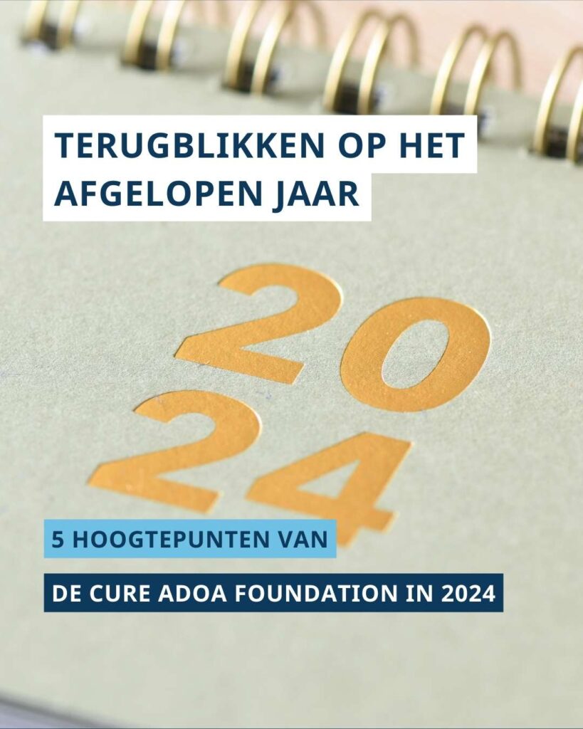 Een foto van een agenda met groene kaft waarop in gouden letters ‘2024’ te zien is. Daarboven staat de tekst ‘terugblikken op het afgelopen jaar’. Daaronder de tekst ‘5 hoogtepunten van de Cure ADOA Foundation in 2024’.