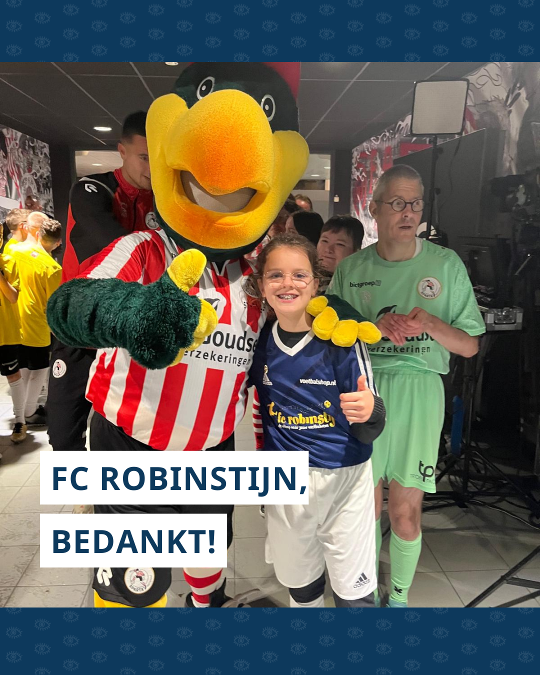 Elize, een blond meisje met bril, staat naast de levensgrote mascotte van Sparta.