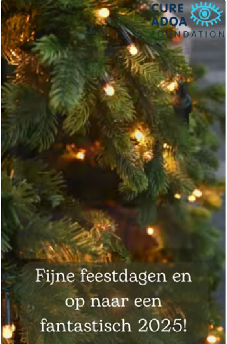 Still uit een video waarin onder het logo van de Cure ADOA Foundation een kerstboom te zien is en de groet 'Fijne feestdagen en op naar een fantastisch 2025!'.