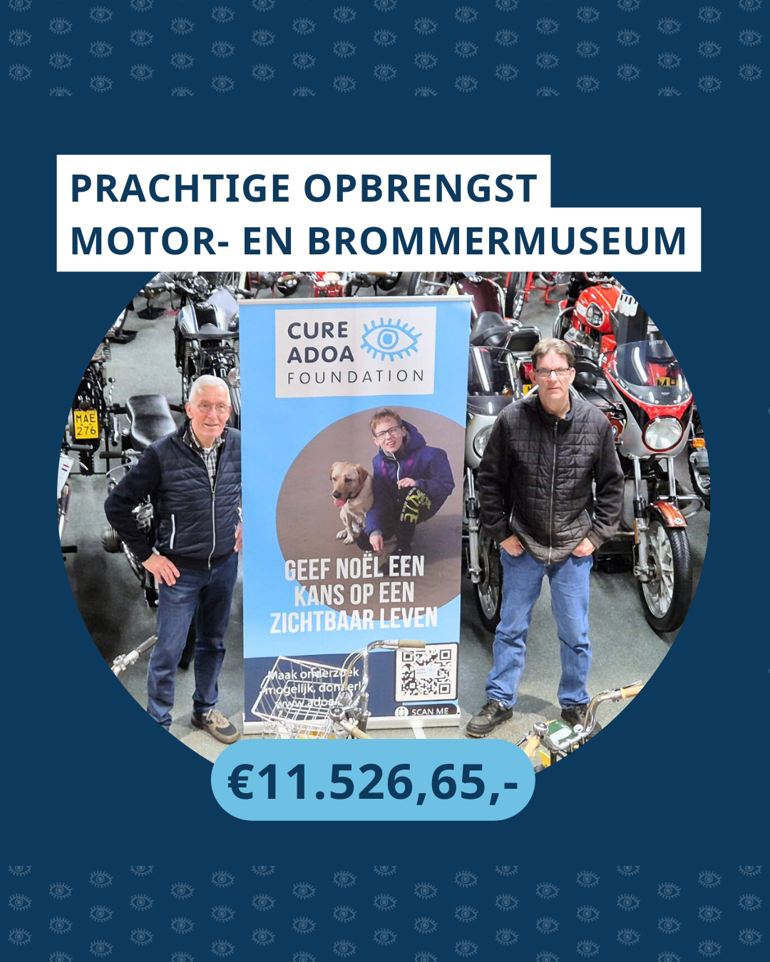 Twee witte mannen staan naast een banner over ADOA in een hal vol tweewielers.