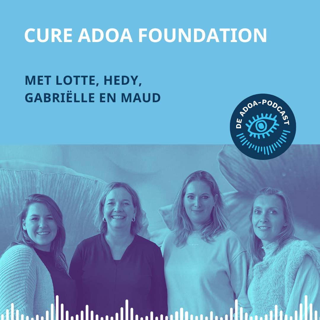 Afbeelding van vier bestuursleden: Lotte, Hedy, Gabriëlle en Maud. De afbeelding is bewerkt met een blauwe kleur, zodat deze beter bij de rest van de aankondiging past. Bovenin de aankondiging staat in witte letters 'Cure ADOA Foundation'. Rechts op de afbeelding is nog het blauwe logo van de podcast van ADOA te vinden. Hier staat in vermeld 'De ADOA-podcast'. Deze tekst wordt gecomplementeerd met het logo, een blauw getekend oog.