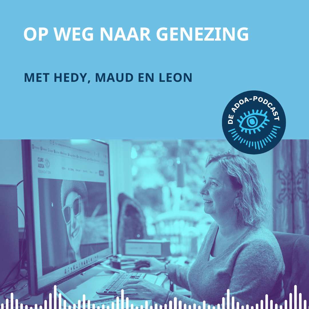 Hedy zit voor een groot beeldscherm. De tekst op de afbeelding: Op weg naar genezing, met Hedy, Maud en Leon.