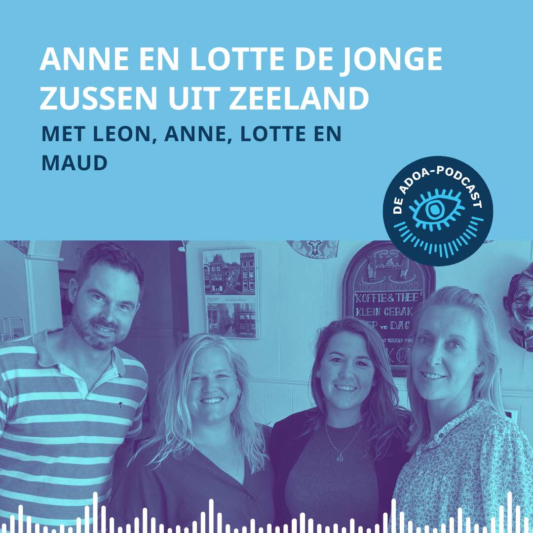 Op de onderste helft van het beeld zien we een groepsfoto met v.l.n.r Leon, Anne, Lotte en Maud. Onderin de foto zie je streepjes die een soundwave voorstellen. Op de bovenste helft staat de tekst: 'Anne en Lotte de Jonge' en ‘zussen uit Zeeland’. Daaronder staat ‘met Leon, Anne, Lotte en Maud’. Verder zien we nog het logo van de ADOA-podcast.