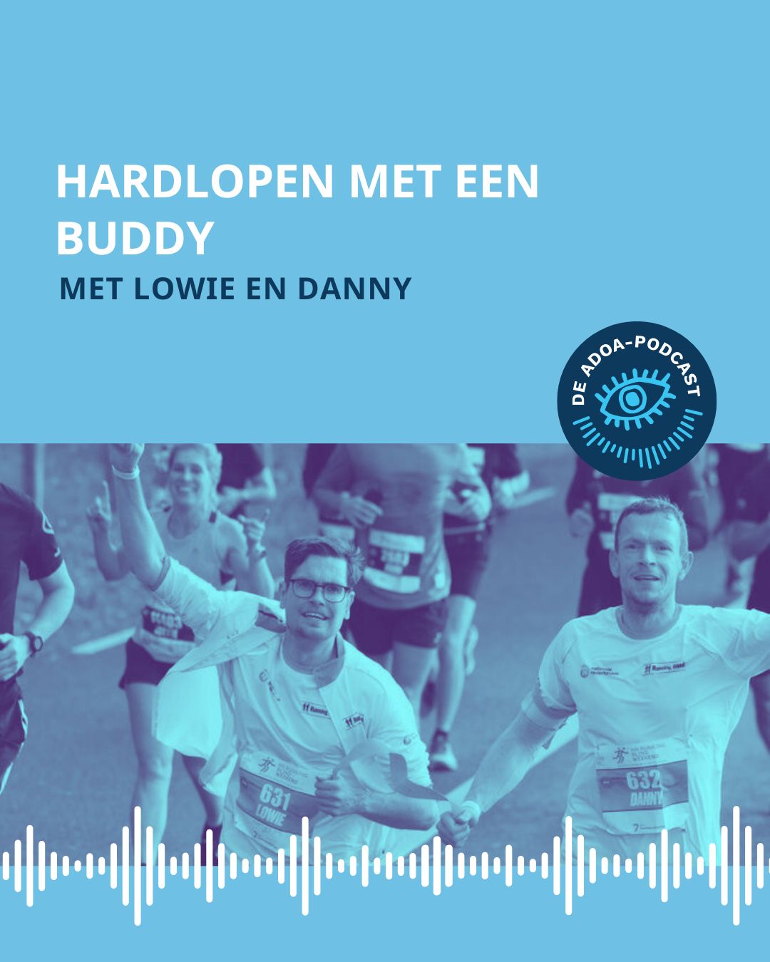Op de onderste helft van het beeld zien we een foto van Lowie en Danny die aan het hardlopen zijn. Onderin de foto zie je streepjes die een soundwave voorstellen. Op de bovenste helft staat de tekst: 'Hardlopen met een buddy'. Daaronder staat ‘met Lowie en Danny’. Rechtsonder de titel staat het logo van de ADOA-podcast.