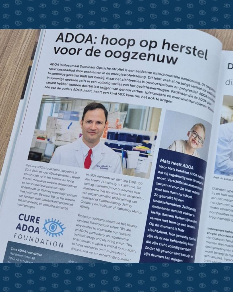De bladzijde in De Dikke Blauwe met daarop tekst over de Cure ADOA Foundation.
