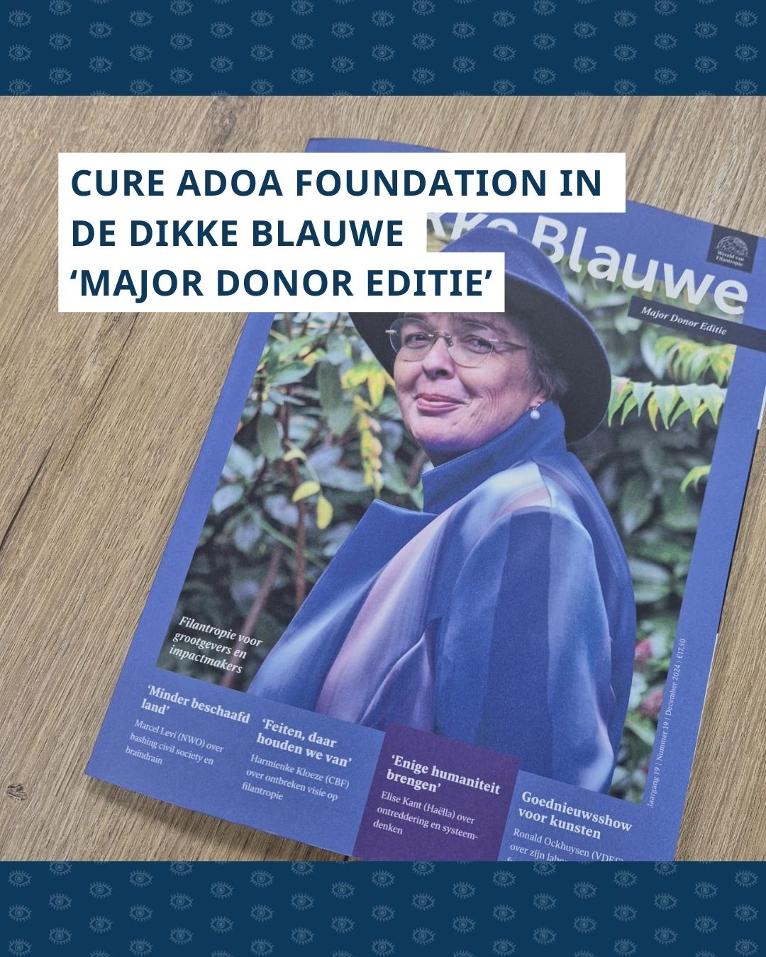 Het magazine ‘De Dikke Blauwe’ ligt op een houten tafel. Daarboven staat de tekst: ‘Cure ADOA Foundation in De Dikke Blauwe ‘Major Donor Editie’’.