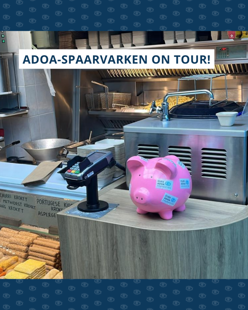 Een roze spaarvarken met Cure ADOA Foundation logo’s op de toonbank van een snackbar