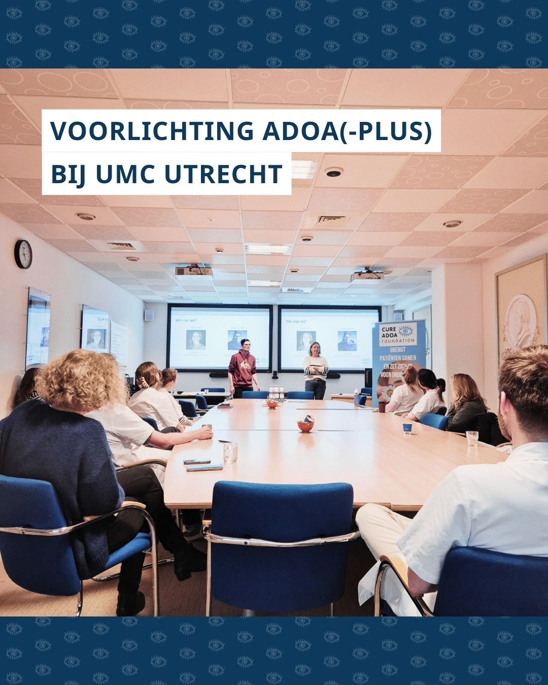 Lowie (links) en Hedy (rechts) staan voor een groep zorgprofessionals die aan tafel zitten en kijken naar hen en de presentatie achter hen. Boven de foto staat ‘Voorlichting ADOA(plus) bij UMC Utrecht.’
