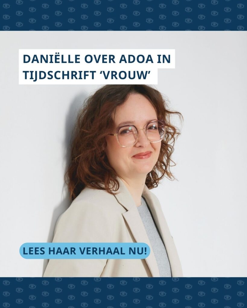 Portret van Daniëlle in VROUW met daarboven de tekst ‘Daniëlle over ADOA in tijdschrift ‘VROUW’’ en daaronder ‘Lees haar verhaal nu!
