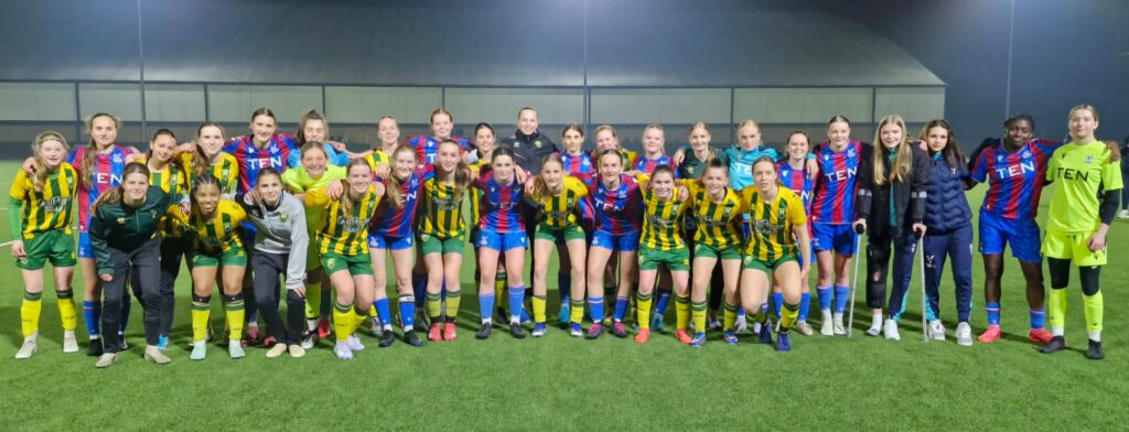 Groepsfoto van teams ADO Den Haag en Crystal Palace tijdens oefenwedstrijd in London