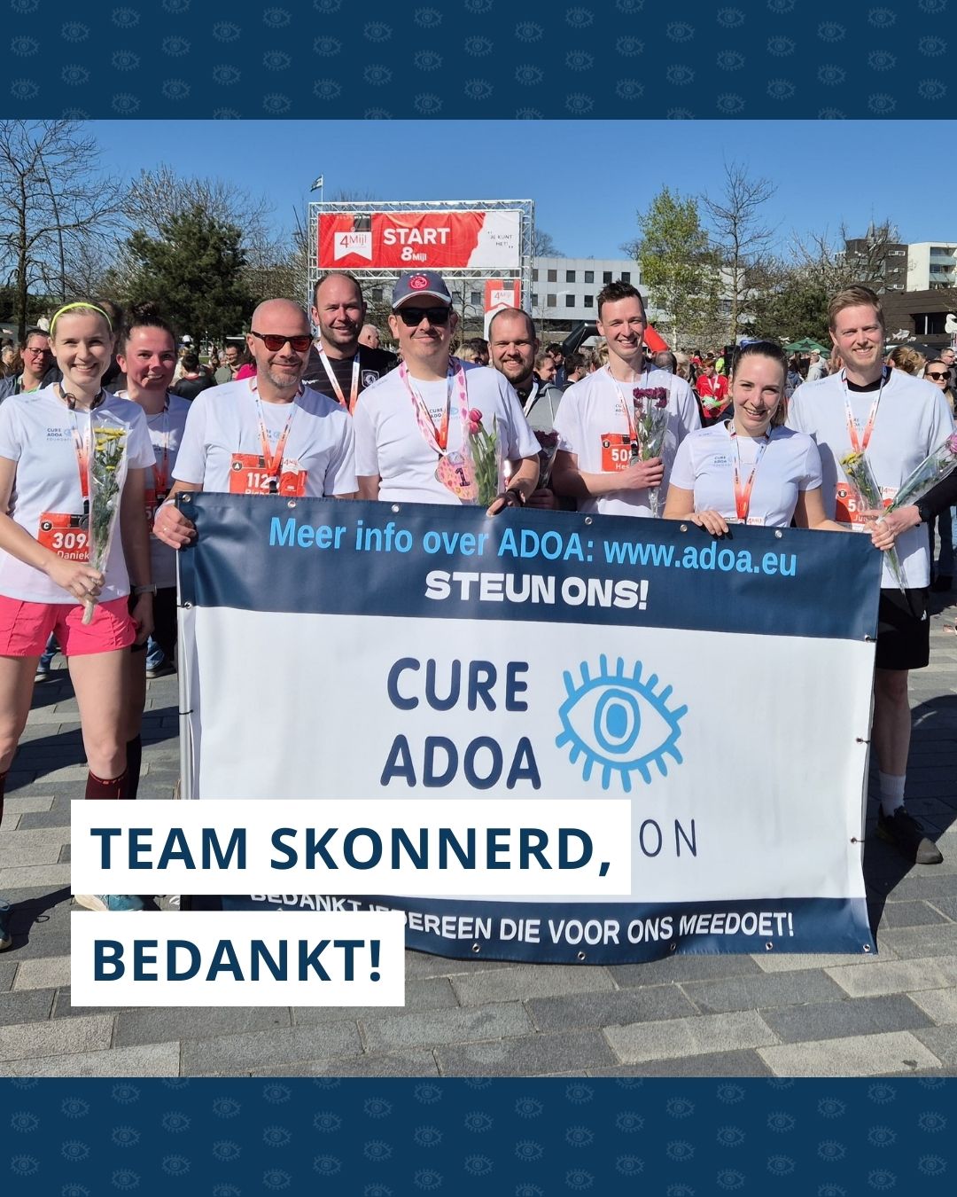 Team Skonnerd poseert met Cure ADOA Foundation banner bij de finish met medailles om hun nek en bloemen in hun handen.