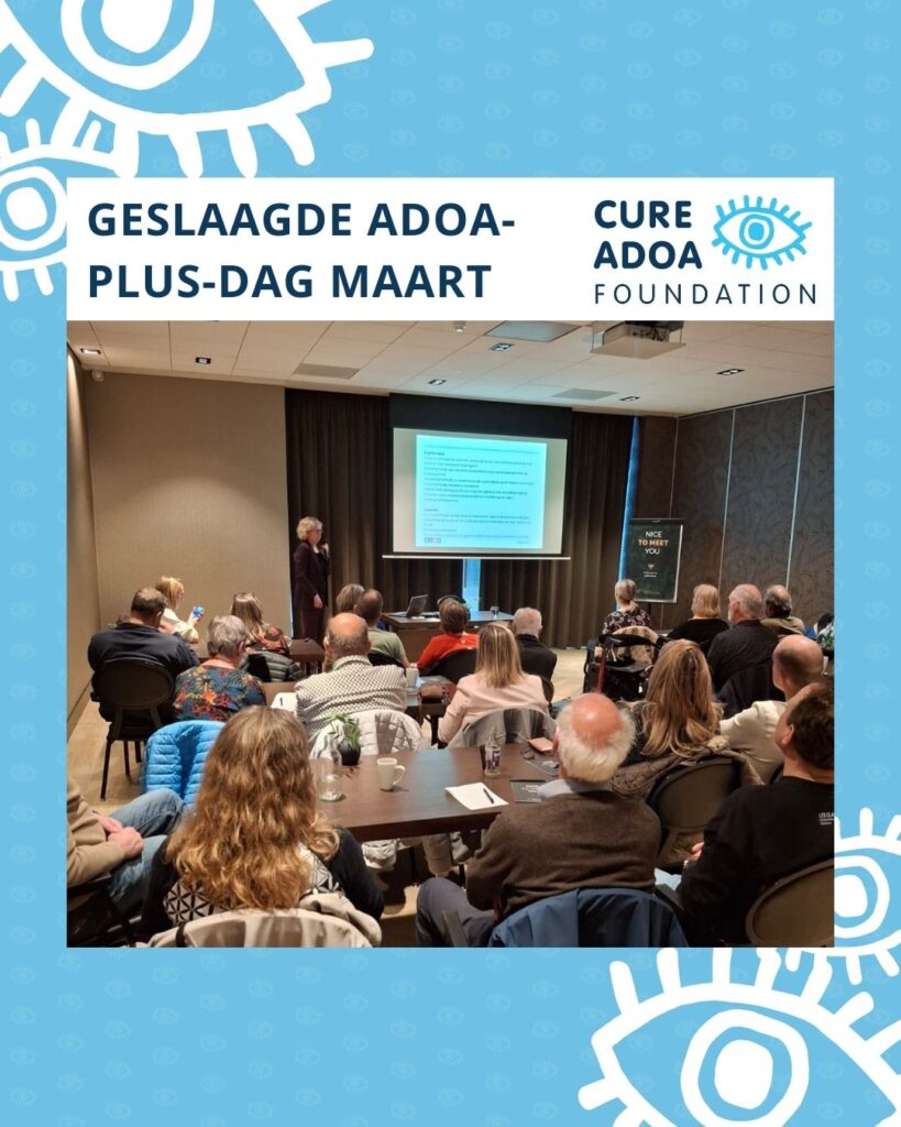 Gemengde groep mensen zit in zaal aan tafels met hun gezicht naar een beamer met presentatie die gepresenteerd wordt door dr. Janssen. Boven de foot staat de tekst ‘Geslaagde ADOA-plus-dag maart’. Daarnaast is het Cure ADOA Foundation logo te zien. De foto is geplaatst op een lichtblauwe achtergrond met daarop de bekende witte oogjes uit het logo.