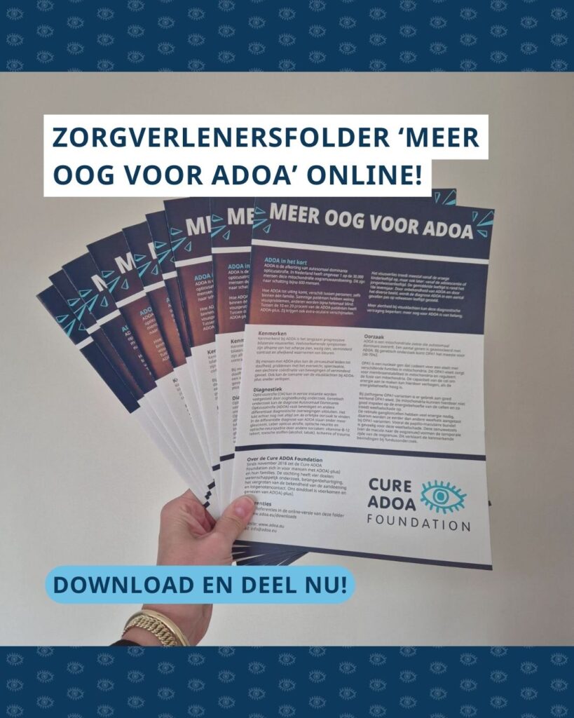 Hand met een stapel zorgvelenersfolders in waaiervorm. Daarboven staat de tekst ‘Zorgverlenersfolder ‘Meer oog voor ADOA’ online!’ en daaronder ‘Download en deel nu!'