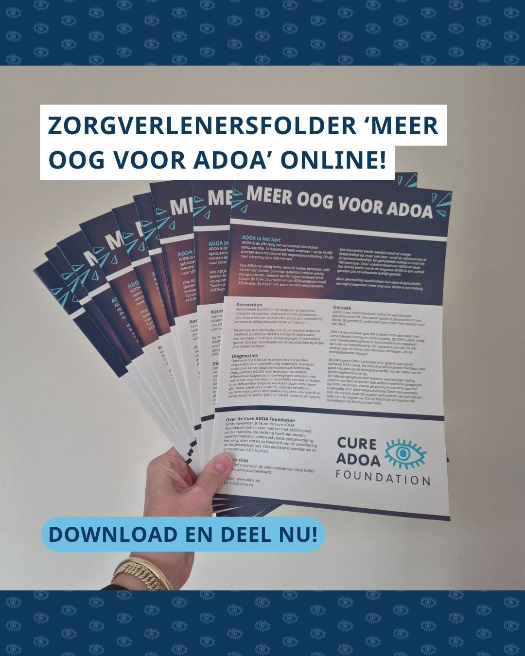 Hand met een stapel zorgvelenersfolders in waaiervorm. Daarboven staat de tekst ‘Zorgverlenersfolder ‘Meer oog voor ADOA’ online!’ en daaronder ‘Download en deel nu!'