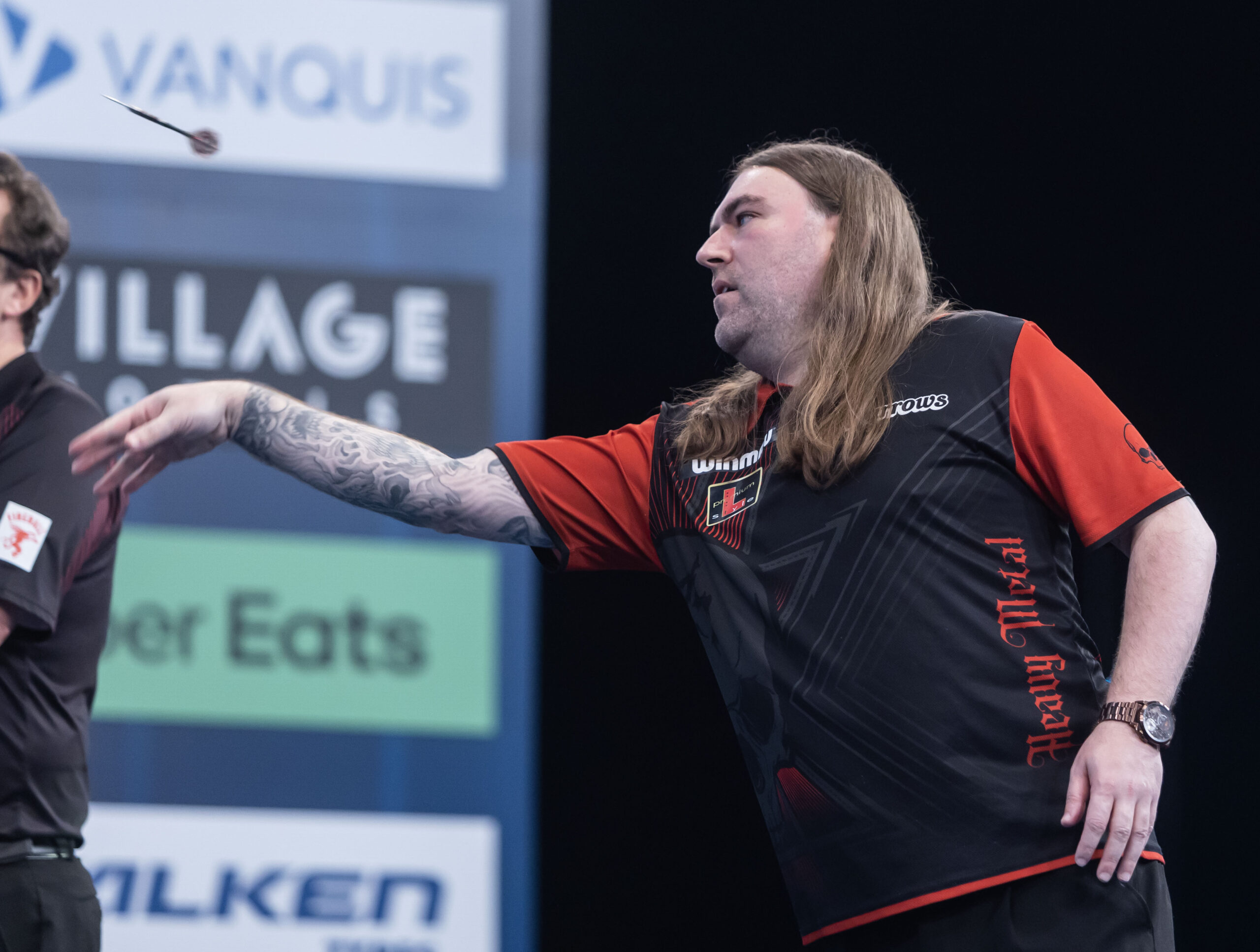 Darter Ryan Searle, net nadat hij gegooid heeft. Zijn hand hangt nog in de lucht.
