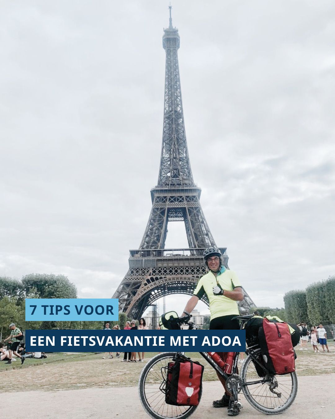 Carlo staat voor de Eiffeltoren met een bepakte fiets en fietskleding aan. Linksonder staat de tekst: ‘7 tips voor een fietsvakantie met ADOA’.