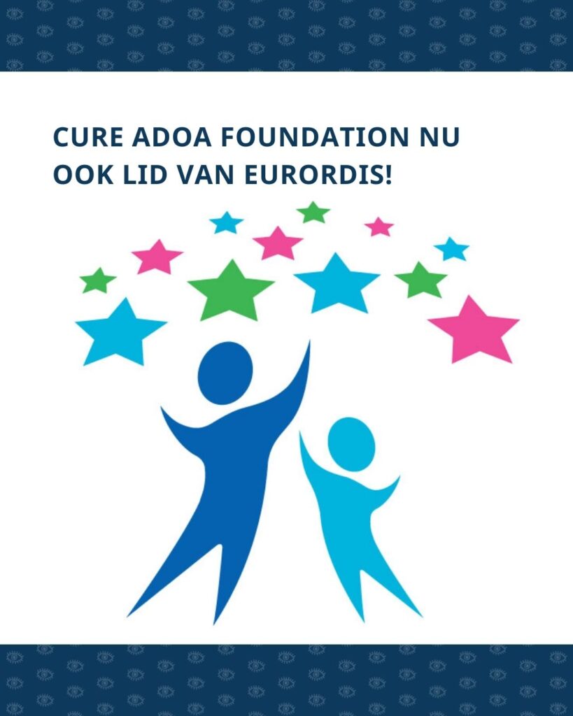 Het logo van EURORDIS dat bestaat uit twee poppetjes in donker- en lichtblauw, met daarboven sterren in verschillende kleuren. Boven het logo staat de tekst ‘Cure ADAO Foundation nu ook lid van EURORDIS!’
