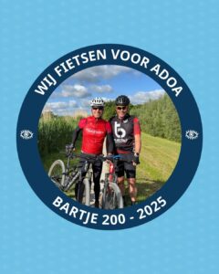 Een foto van Dave en Wouter die tijdens een trainingsrondje poseren met hun mountainbikes in fietskleding. Om de illustratie heen staat de tekst: ‘Wij fietsen voor ADOA’ en ‘Bartje 200 - 2025'.