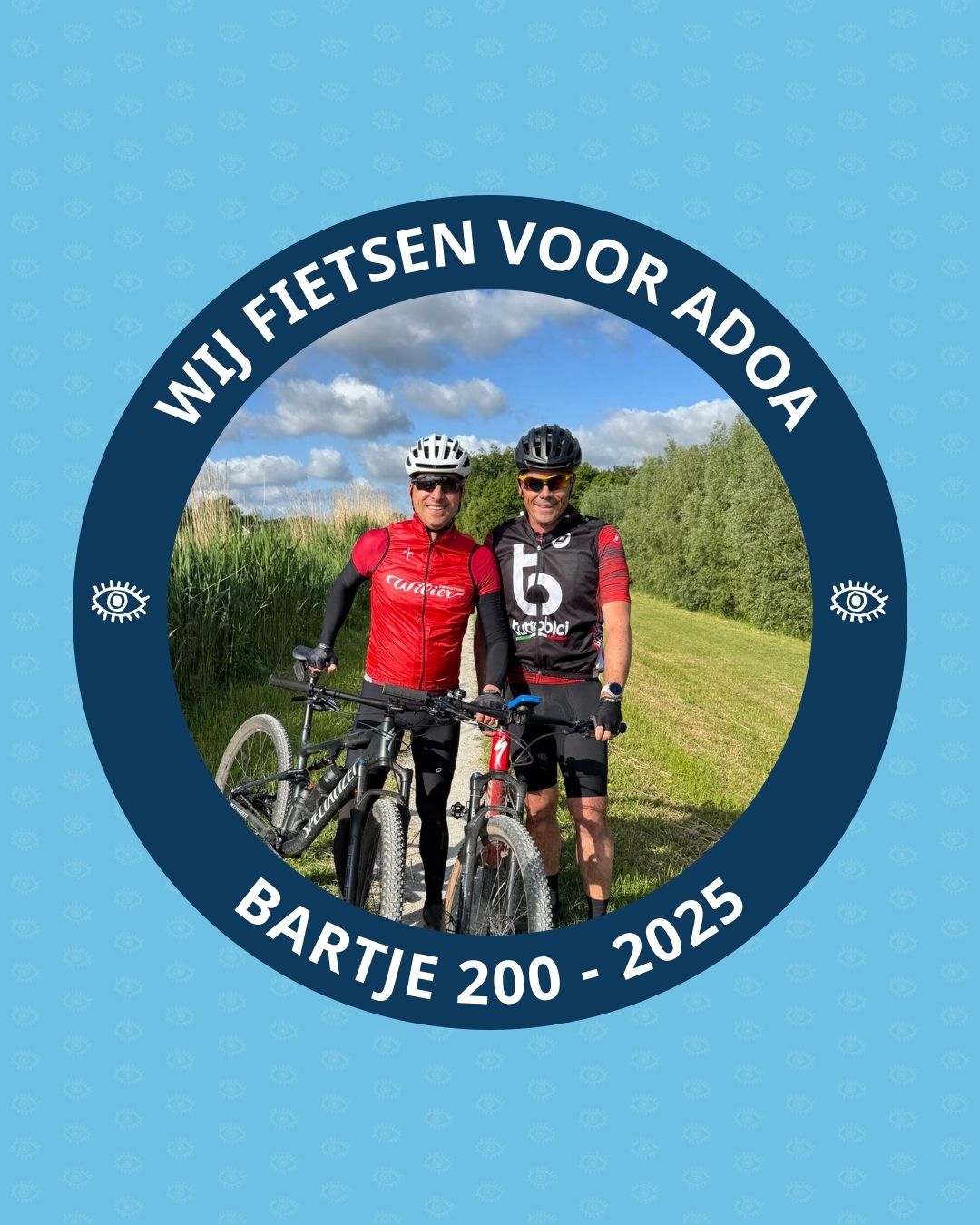 Een foto van Dave en Wouter die tijdens een trainingsrondje poseren met hun mountainbikes in fietskleding. Om de illustratie heen staat de tekst: ‘Wij fietsen voor ADOA’ en ‘Bartje 200 - 2025'.