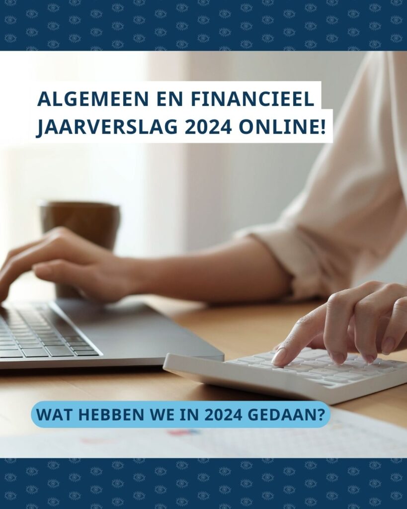 Persoon achter bureau typt met één hand op het toetsenbord van een laptop en met de andere hand op een rekenmachine.
