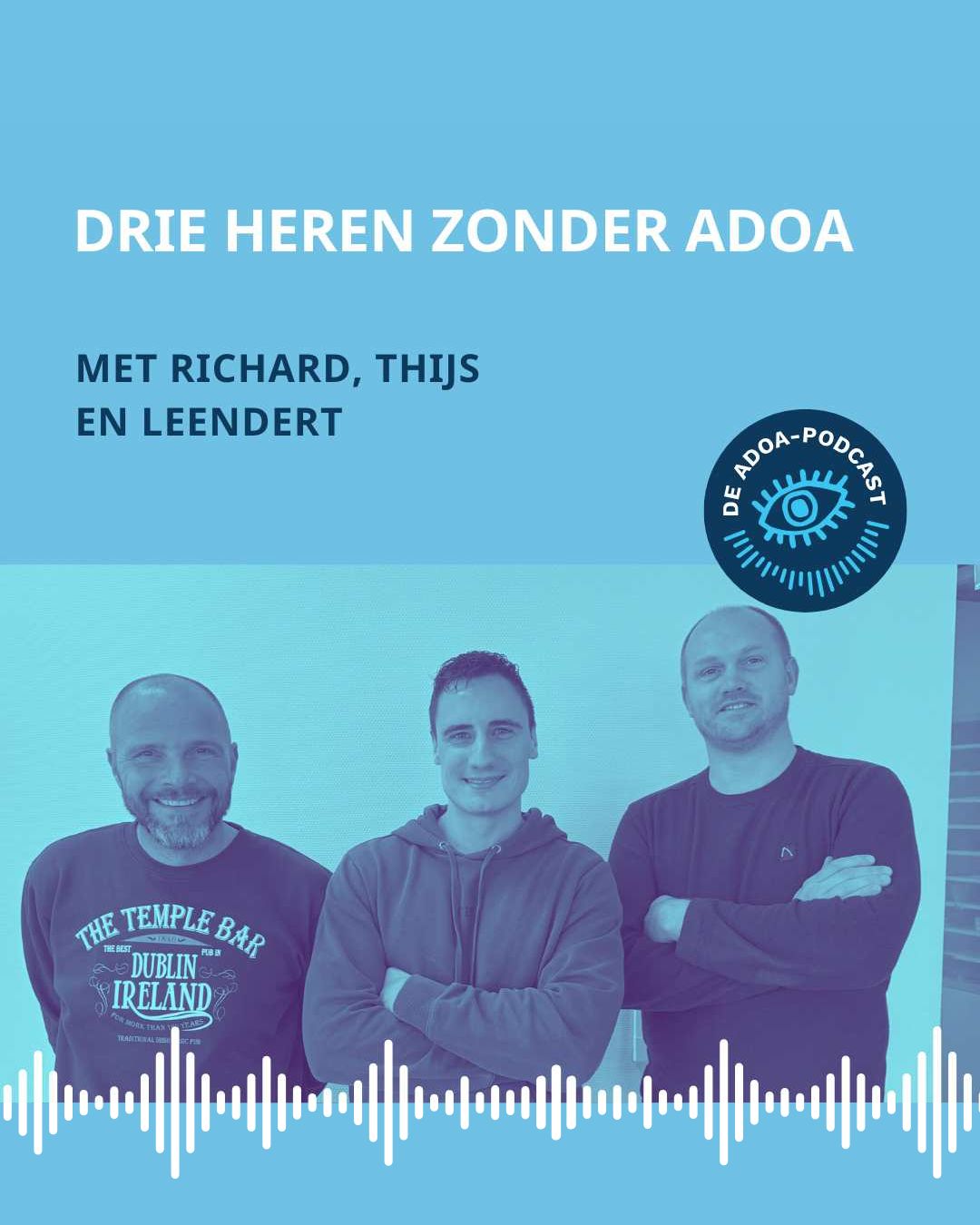Op de onderste helft van het beeld zien we een foto van v.l.r.n. Richard, Thijs en Leendert. Onderin de foto zie je streepjes die een soundwave voorstellen. Op de bovenste helft staat de tekst: 'Drie heren zonder ADOA'. Daaronder staat ‘met Richard, Thijs en Leendert’. Rechtsonder de titel staat het logo van de ADOA-podcast.
