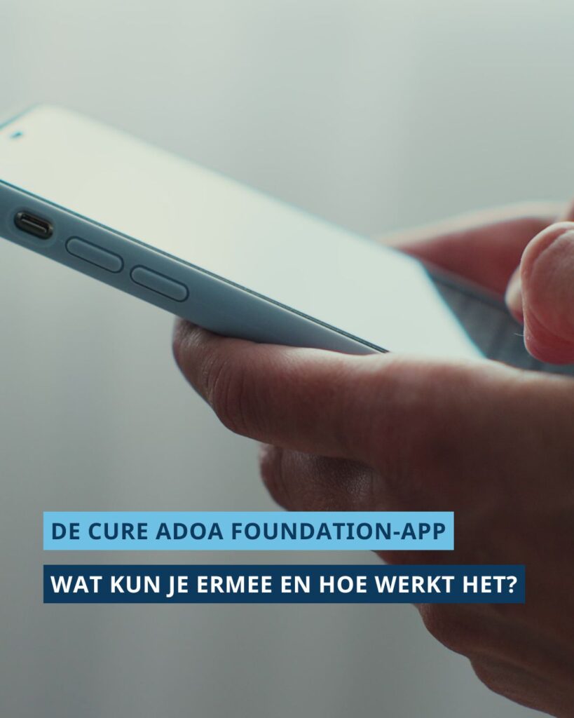 Hand die telefoon vasthoudt, met daarboven de tekst: ‘De Cure ADOA Foundation-app’ en: ‘Wat kun je ermee en hoe werkt het?’