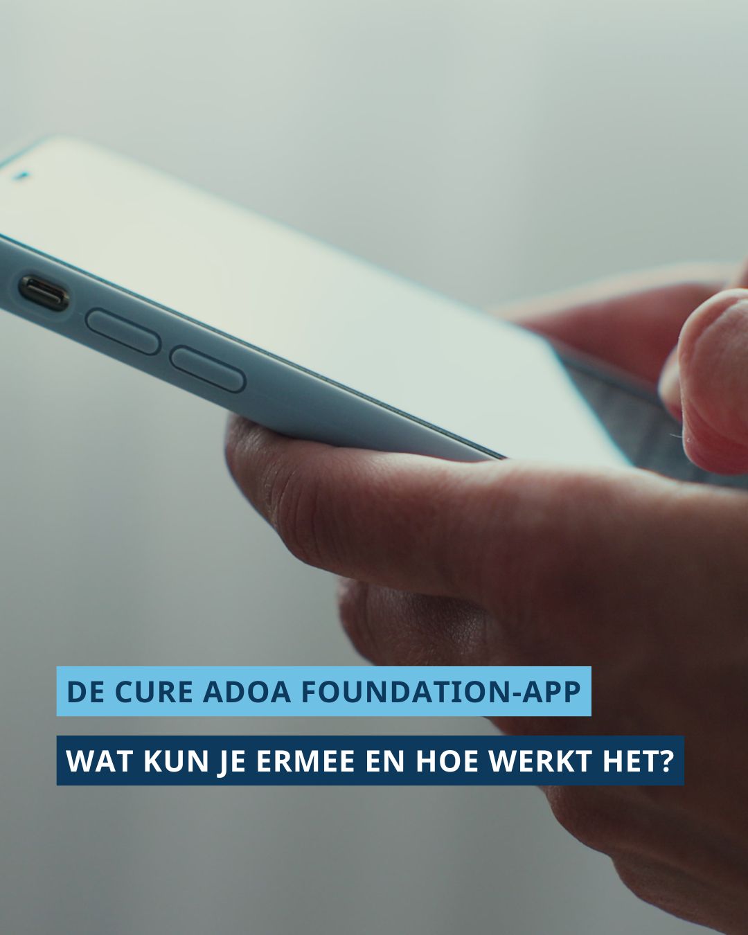 Hand die telefoon vasthoudt, met daarboven de tekst: ‘De Cure ADOA Foundation-app’ en: ‘Wat kun je ermee en hoe werkt het?’