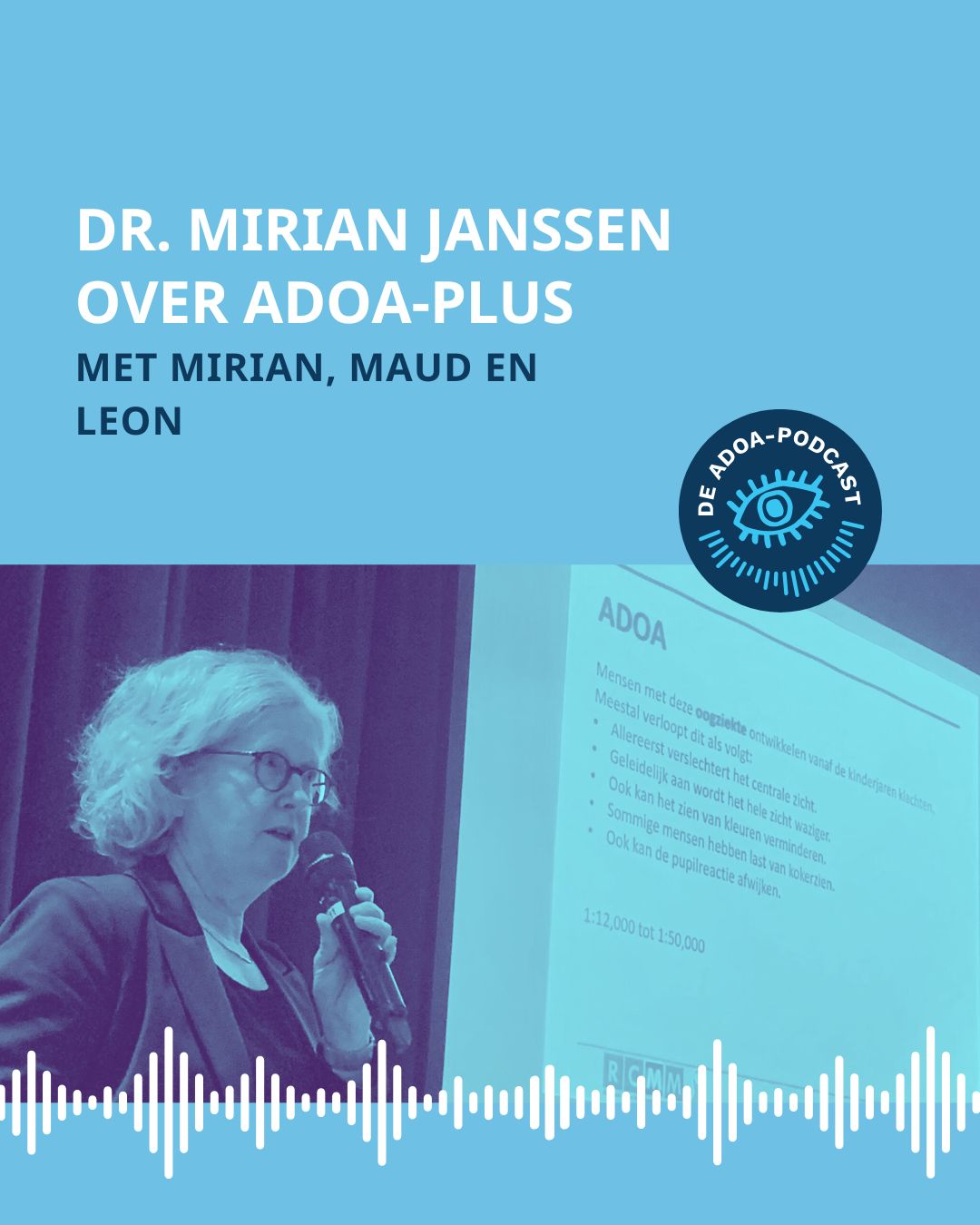 Op de onderste helft van het beeld zien we een foto van dr. Mirian Janssen die een presentatie geeft over ADOA. Onderin de foto zie je streepjes die een soundwave voorstellen. Op de bovenste helft staat de tekst: 'Dr. Mirian Janssen over ADOA-plus'. Daaronder staat ‘met Mirian, Maud en Leon’. Rechtsonder de titel staat het logo van de ADOA-podcast.