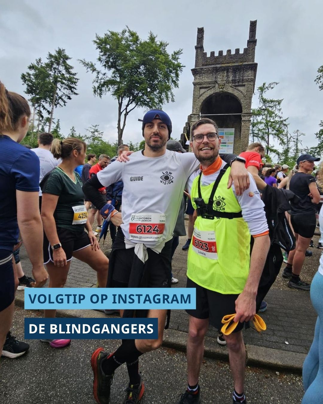Björn en Lowie poseren voor de Uilentoren in Leersum. Björn heeft een blinddoek op zijn voorhoofd en Lowie heeft het buddykoord in zijn hand. Links onderin de foto staat de tekst ‘Volgtip op Instagram’ en ‘de Blindgangers’.