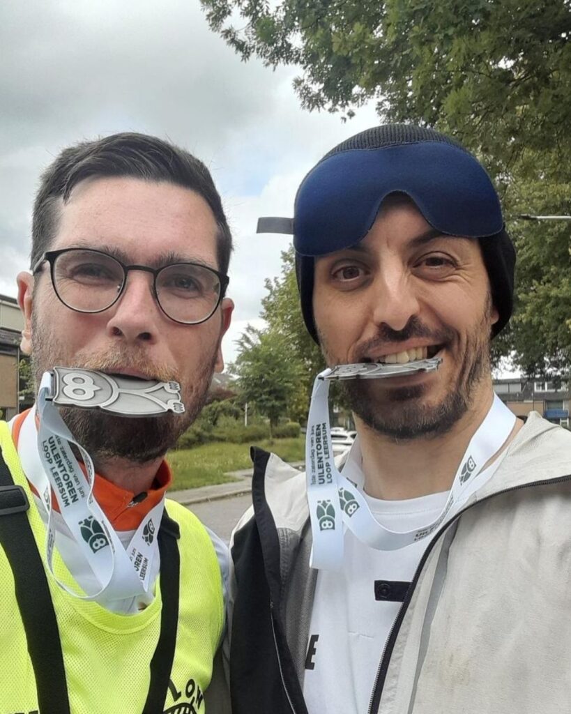 Lowie (links) en Björn (rechts) poseren met hun medailles tussen hun tanden.