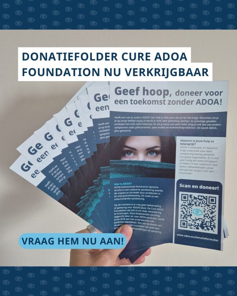 Hand houdt donatiefolder met titel ‘Geef hoop, doneer voor een toekomst zonder ADOA! omhoog in een waaier. Bovenaan de foto staat de tekst ‘Donatiefolder Cure ADOA Foundation nu verkrijgbaar’ en onderaan de foto ‘vraag hem nu aan!’