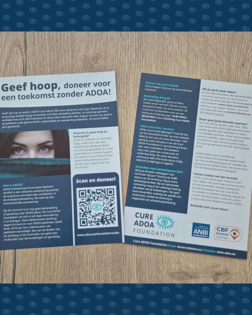 Op een tafel ligt de folder. Links met de voorkant naar boven en rechts met de achterkant naar boven.