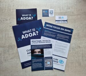 Flatlay med flera nedladdningar tillgängliga på engelska om Cure ADOA Foundation