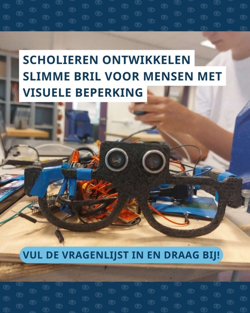 Scholieren werken aan prototype bril met sensoren die mensen met visuele beperking kan waarschuwen. Bovenin de foto staat de tekst ‘Scholieren ontwikkelen slimme bril voor mensen met visuele beperking’ en onderin de foto ‘vul de vragenlijst in en draag bij!’