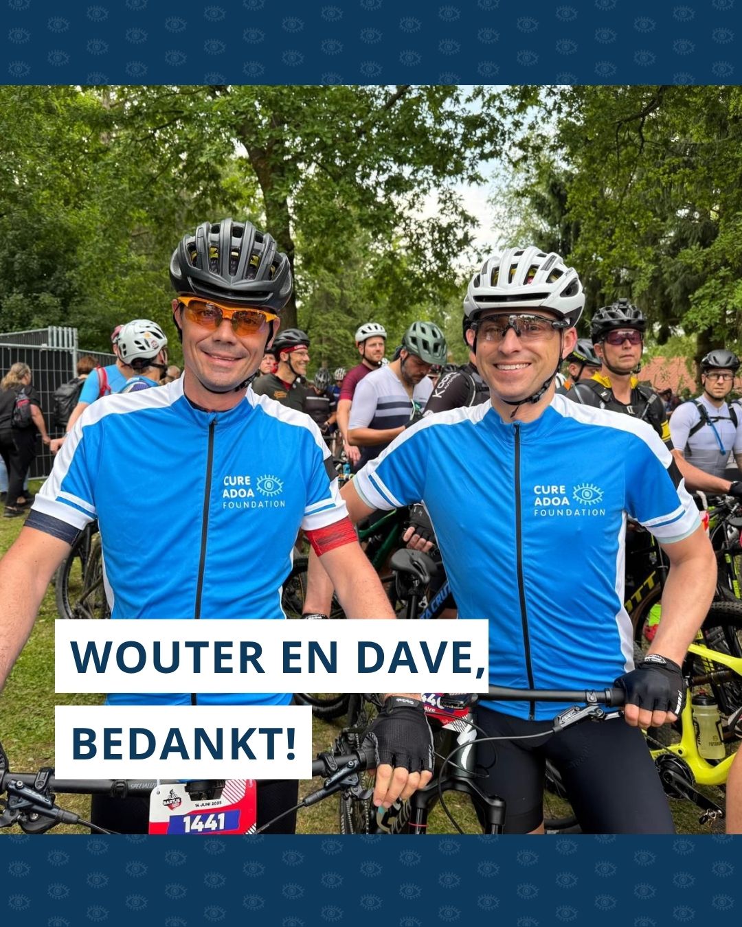 Wouter en Dave staan klaar voor de Bartje 200 in hun Cure ADOA Foundation fietsjacks. Onderaan de foto staat de tekst ‘Wouter en Dave, bedankt!'