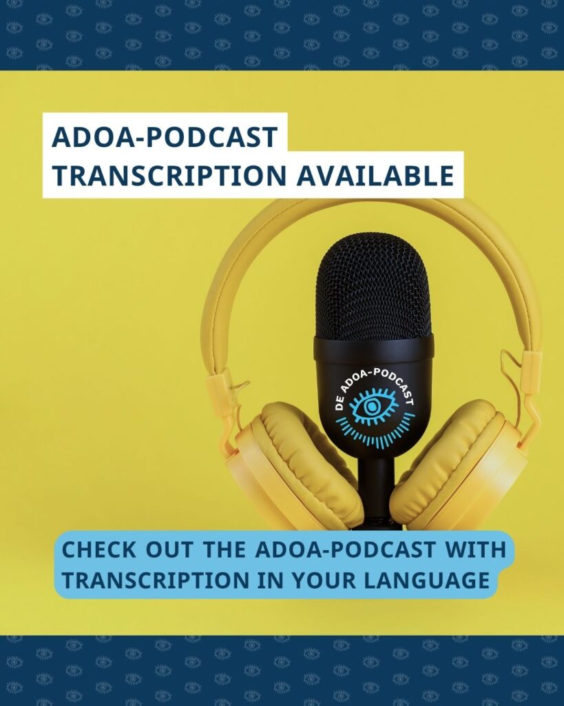 Podcast microfoon met het logo van de ADOA-podcast. Bovenin beeld staat de tekst ‘ADOA-podcast transcripts available’ en onderin ‘Check out the ADOA-podcast with transcription in your language’.